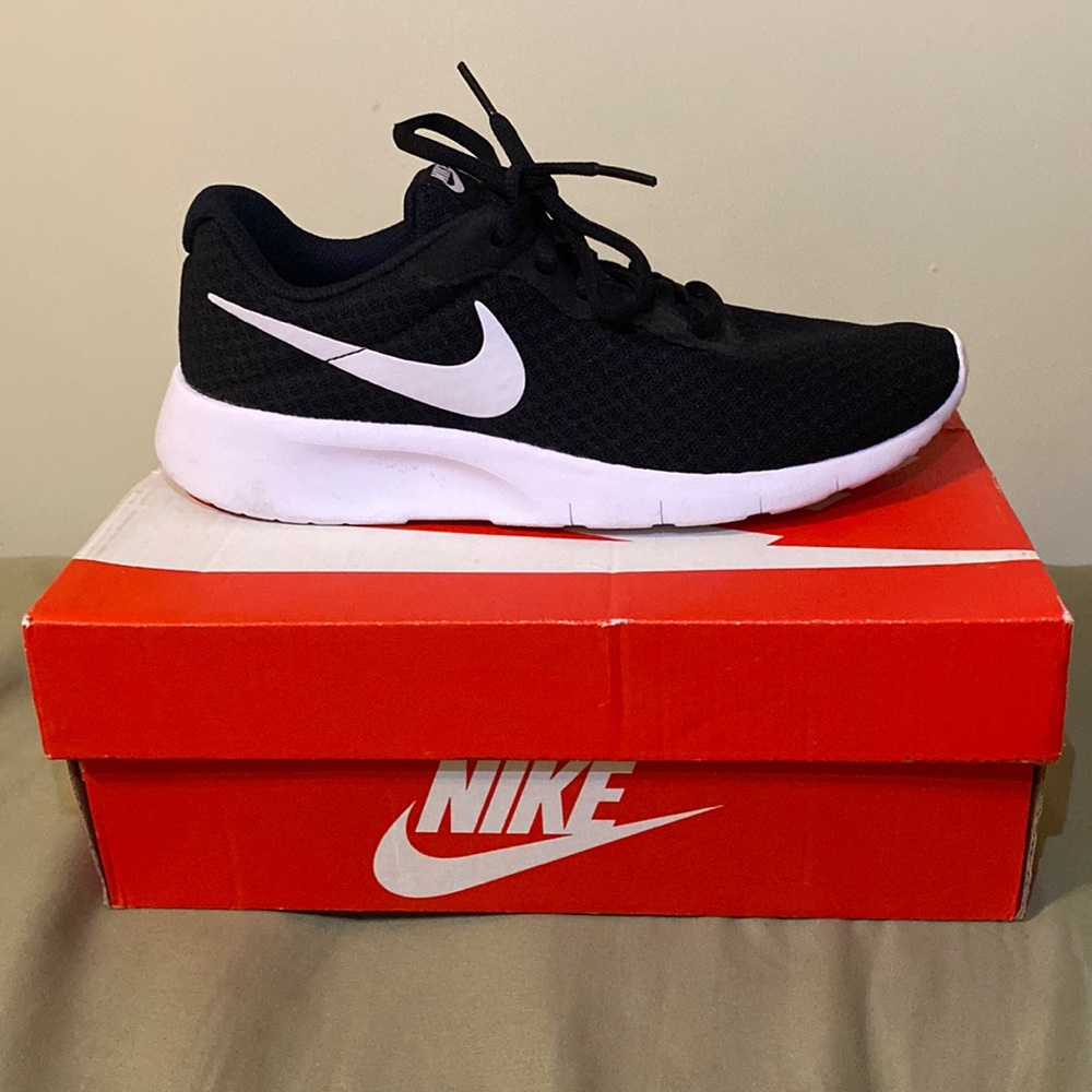 nike low top sneaker